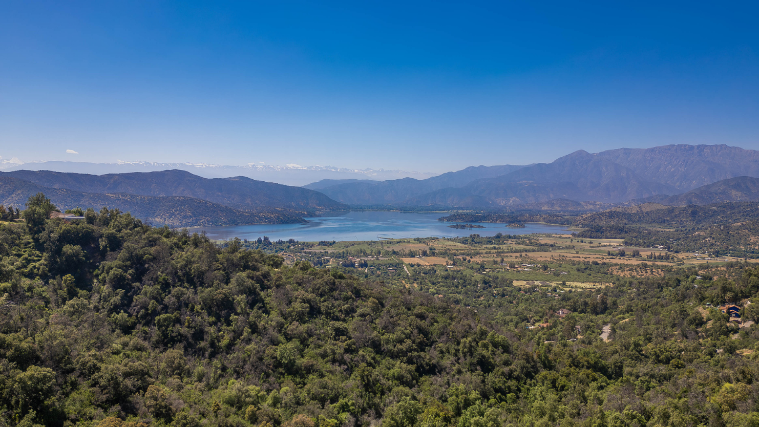 Vista panorámica de los cerros, el bosque y el valle de Bosques de Aculeo